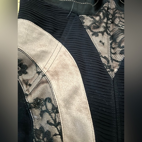 Silk and French lace bustier. - Picture 2 of 6